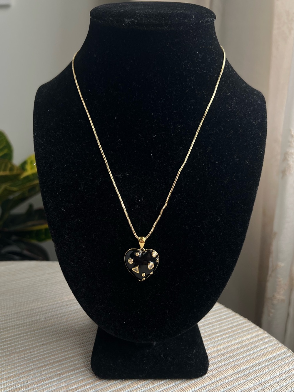 🩷-Gold and black Heart Pendant with crystal shapes Necklace